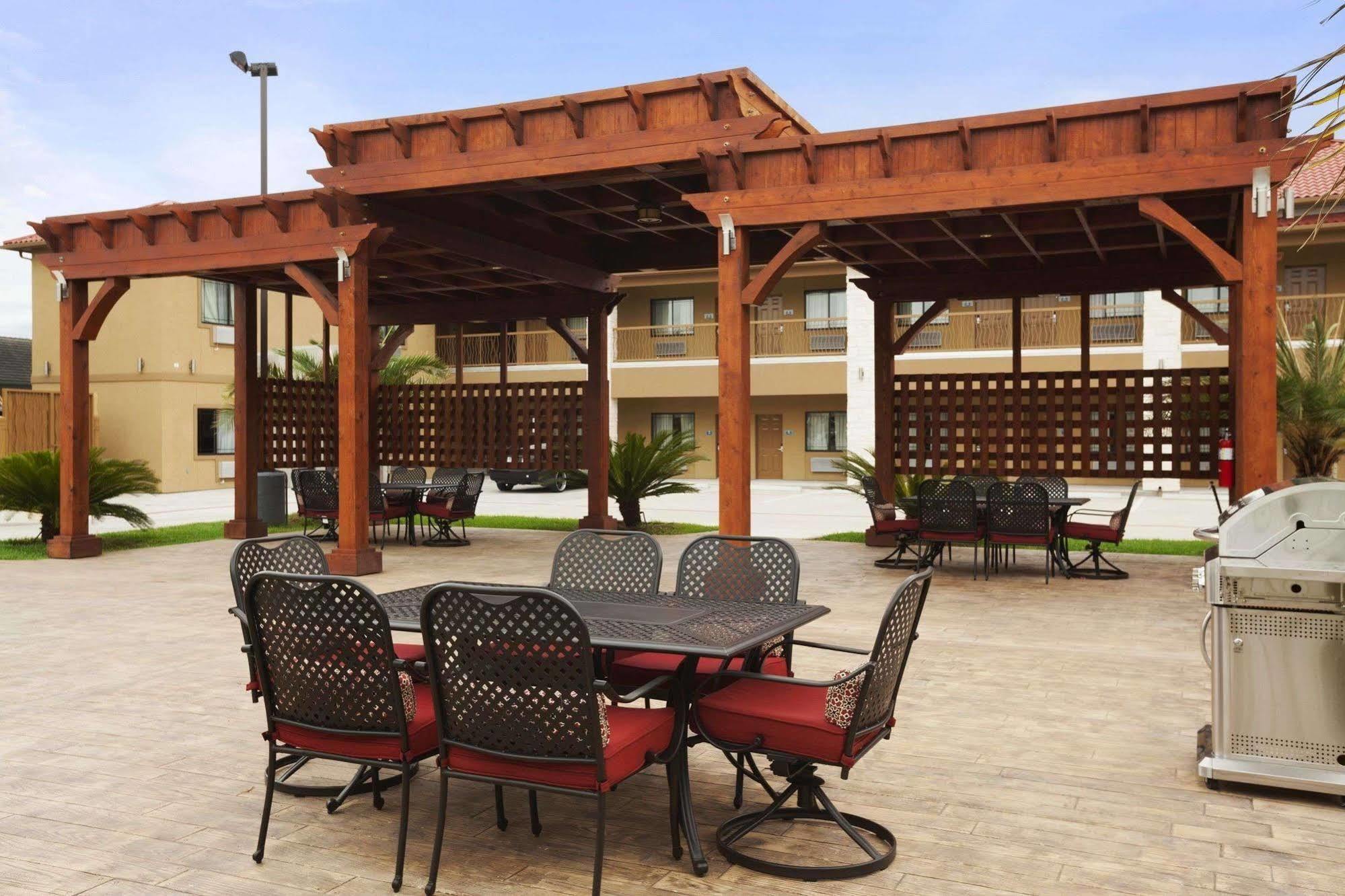 Days Inn & Suites By Wyndham Houston North-Spring Westfield Buitenkant foto