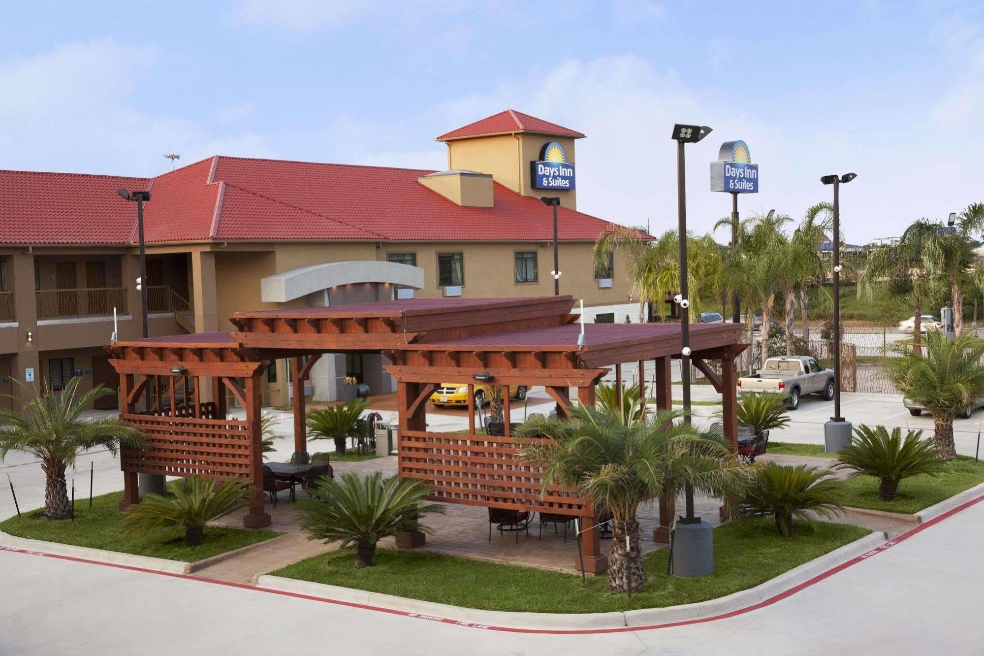 Days Inn & Suites By Wyndham Houston North-Spring Westfield Buitenkant foto